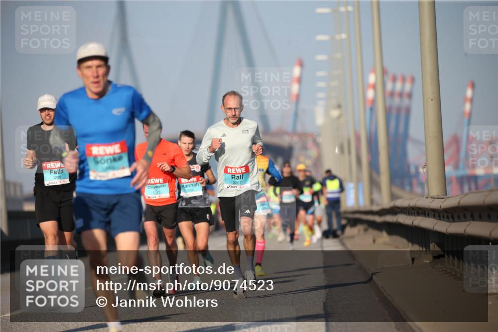03.10.2025 - Köhlbrandbrückenlauf Jannik Wohlers http://msf.ph/oto/9074523 03.10.2025 09:40:26 Position 3 3299, 1012, 3267 meine-sportfotos.de