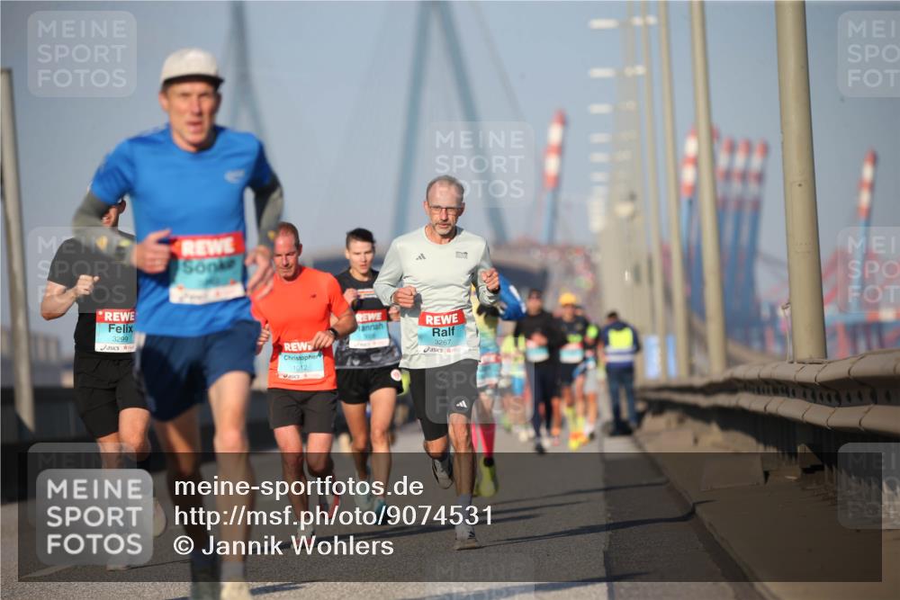03.10.2025 - Köhlbrandbrückenlauf Jannik Wohlers http://msf.ph/oto/9074531 03.10.2025 09:40:26 Position 3 3299, 1012, 3267 meine-sportfotos.de