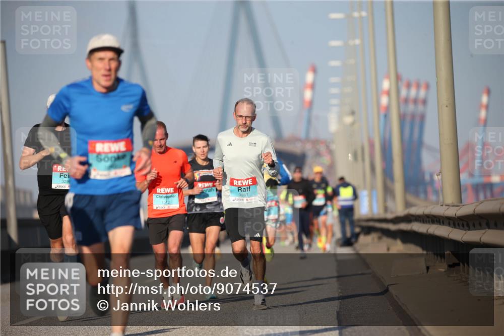03.10.2025 - Köhlbrandbrückenlauf Jannik Wohlers http://msf.ph/oto/9074537 03.10.2025 09:40:26 Position 3 3299, 1012, 3267 meine-sportfotos.de