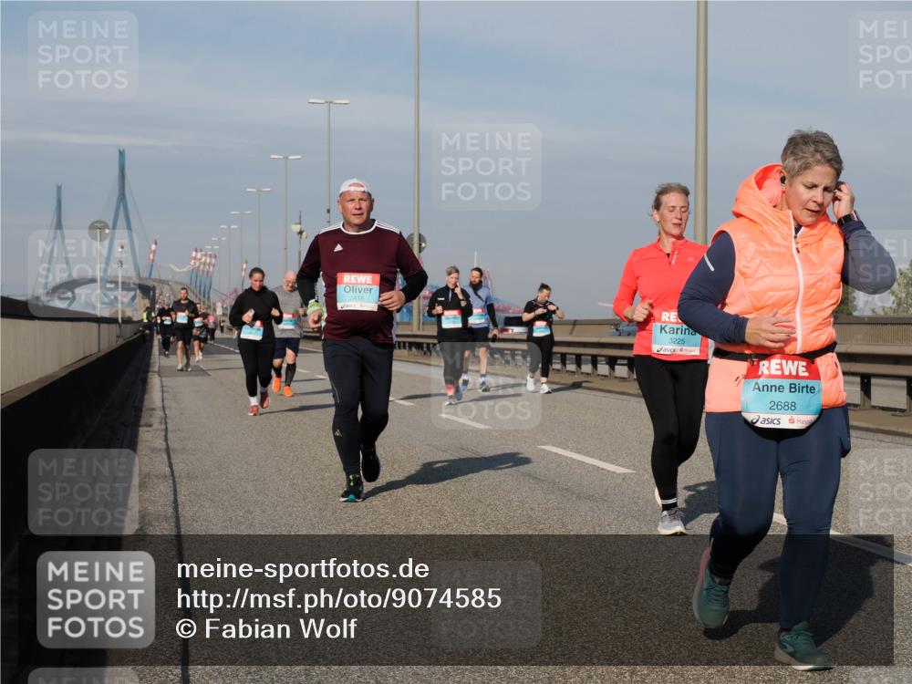 03.10.2025 - Köhlbrandbrückenlauf Fabian Wolf http://msf.ph/oto/9074585 03.10.2025 10:14:21 Position 3 2418, 3225, 2688 meine-sportfotos.de