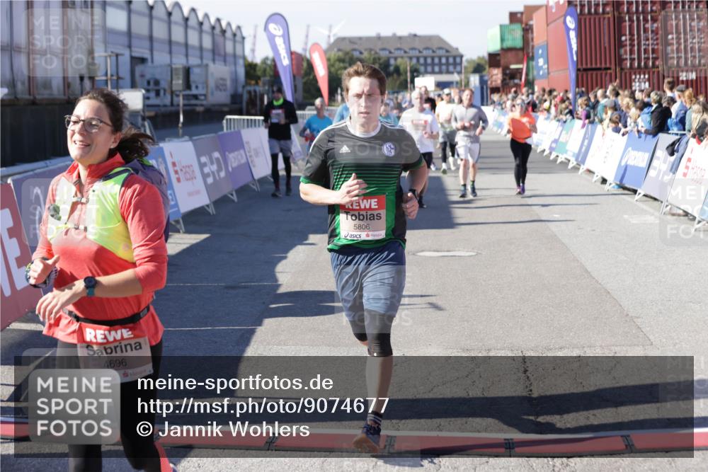 03.10.2025 - Köhlbrandbrückenlauf Jannik Wohlers http://msf.ph/oto/9074677 03.10.2025 13:16:16 Ziel 4144, 4311, 4317, 4347, 4563, 4696, 4928, 5032, 5068, 5336, 5684, 5806, 5836, 6771 meine-sportfotos.de