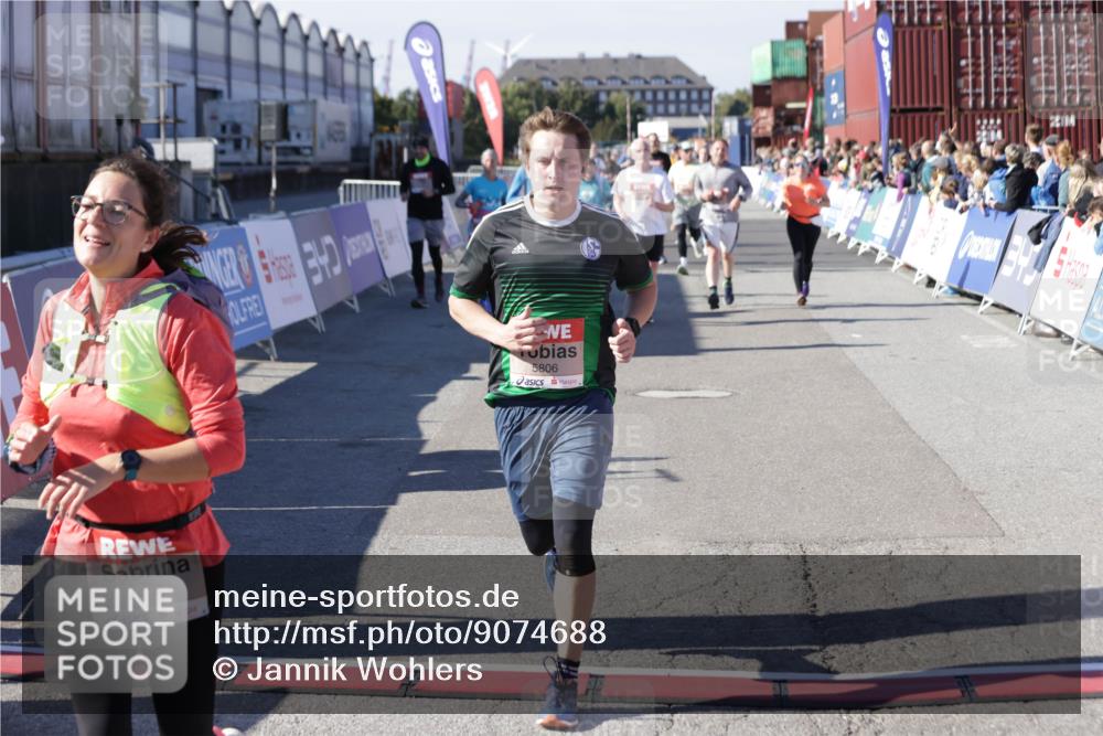 03.10.2025 - Köhlbrandbrückenlauf Jannik Wohlers http://msf.ph/oto/9074688 03.10.2025 13:16:16 Ziel 4144, 4311, 4317, 4347, 4563, 4696, 4928, 5032, 5068, 5336, 5684, 5806, 5836, 6771 meine-sportfotos.de
