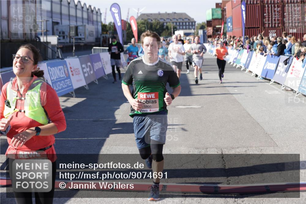 03.10.2025 - Köhlbrandbrückenlauf Jannik Wohlers http://msf.ph/oto/9074691 03.10.2025 13:16:16 Ziel 4144, 4311, 4317, 4347, 4563, 4696, 4928, 5032, 5068, 5336, 5684, 5806, 5836, 6771 meine-sportfotos.de