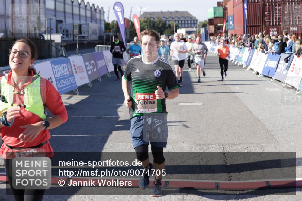 03.10.2025 - Köhlbrandbrückenlauf Jannik Wohlers http://msf.ph/oto/9074705 03.10.2025 13:16:16 Ziel 4144, 4311, 4317, 4347, 4563, 4696, 4928, 5032, 5068, 5336, 5684, 5806, 5836, 6771 meine-sportfotos.de
