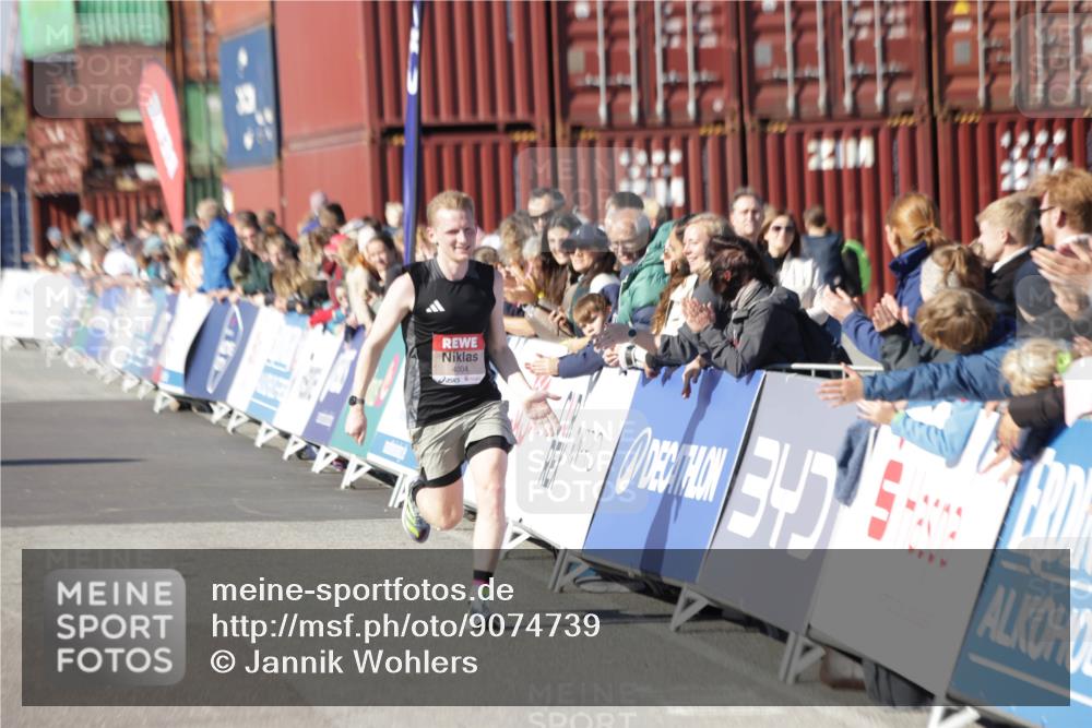 03.10.2025 - Köhlbrandbrückenlauf Jannik Wohlers http://msf.ph/oto/9074739 03.10.2025 12:46:04 Ziel 4004 meine-sportfotos.de