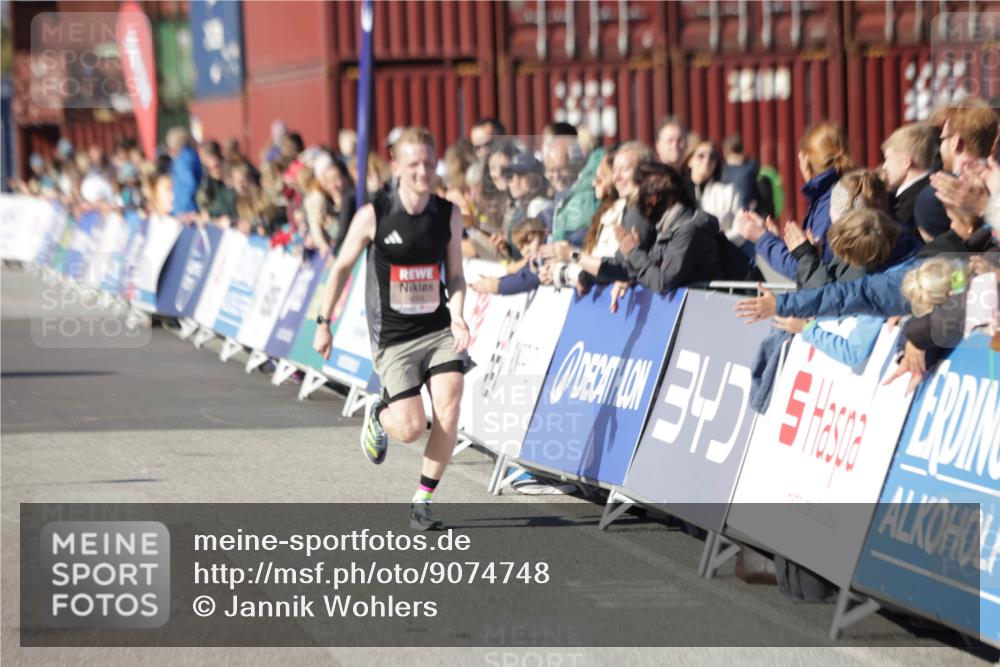03.10.2025 - Köhlbrandbrückenlauf Jannik Wohlers http://msf.ph/oto/9074748 03.10.2025 12:46:04 Ziel 4004 meine-sportfotos.de