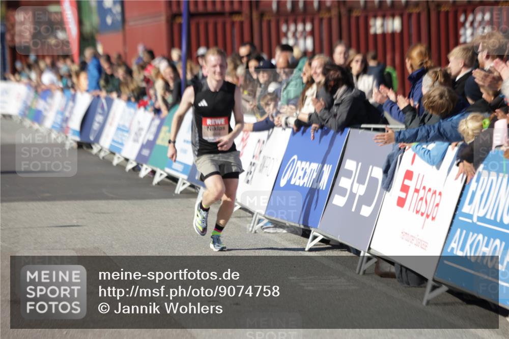 03.10.2025 - Köhlbrandbrückenlauf Jannik Wohlers http://msf.ph/oto/9074758 03.10.2025 12:46:04 Ziel 4004 meine-sportfotos.de