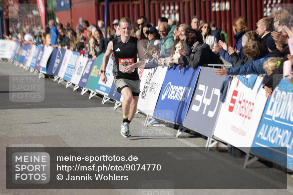 03.10.2025 - Köhlbrandbrückenlauf Jannik Wohlers http://msf.ph/oto/9074770 03.10.2025 12:46:04 Ziel 4004 meine-sportfotos.de