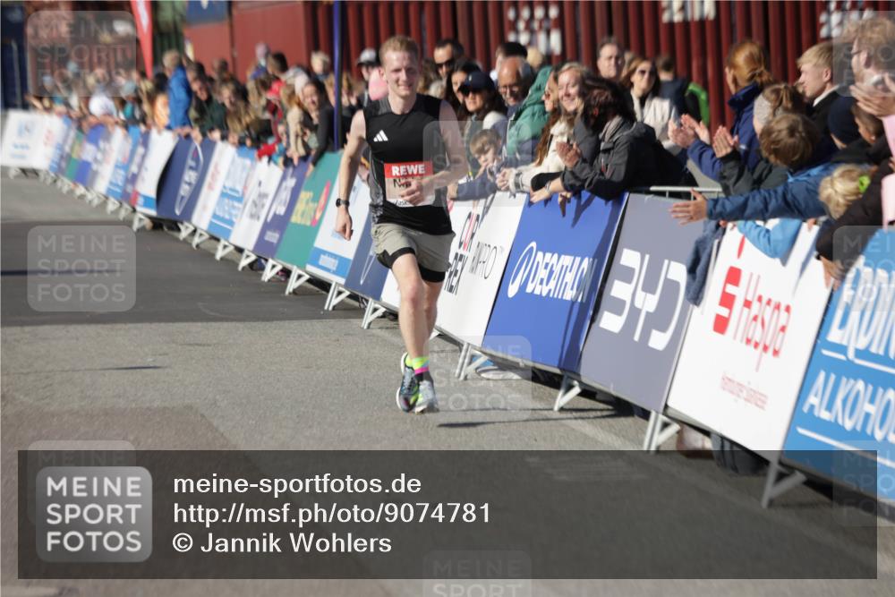 03.10.2025 - Köhlbrandbrückenlauf Jannik Wohlers http://msf.ph/oto/9074781 03.10.2025 12:46:04 Ziel 4004 meine-sportfotos.de