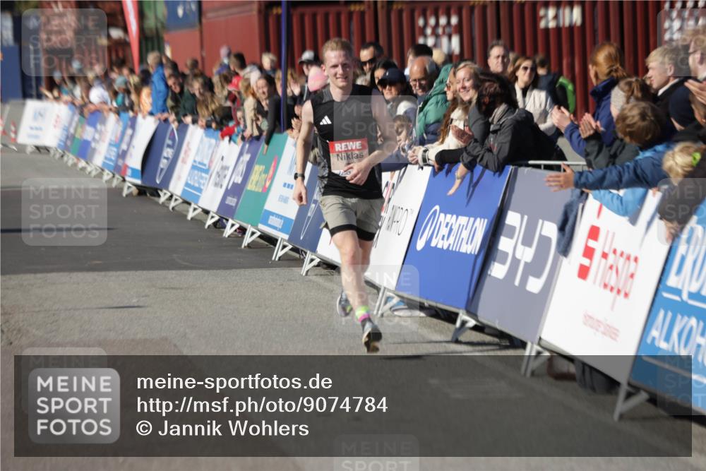 03.10.2025 - Köhlbrandbrückenlauf Jannik Wohlers http://msf.ph/oto/9074784 03.10.2025 12:46:04 Ziel 4004 meine-sportfotos.de