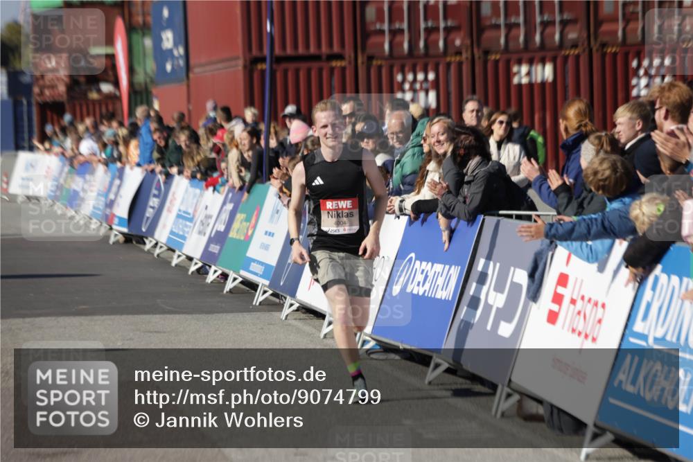 03.10.2025 - Köhlbrandbrückenlauf Jannik Wohlers http://msf.ph/oto/9074799 03.10.2025 12:46:04 Ziel 4004 meine-sportfotos.de