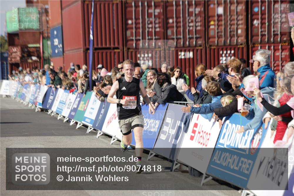 03.10.2025 - Köhlbrandbrückenlauf Jannik Wohlers http://msf.ph/oto/9074818 03.10.2025 12:46:04 Ziel 4004 meine-sportfotos.de