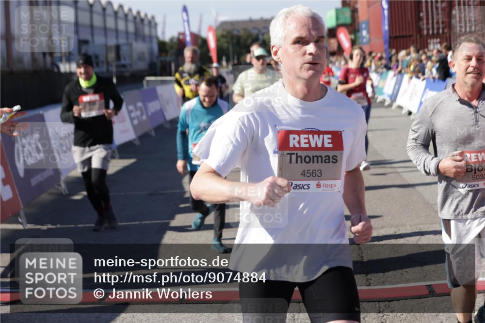 03.10.2025 - Köhlbrandbrückenlauf Jannik Wohlers http://msf.ph/oto/9074884 03.10.2025 13:16:22 Ziel 4144, 4146, 4317, 4347, 4414, 4563, 4586, 4696, 4928, 4952, 5032, 5498, 5684, 5806, 5836, 5983, 6761, 6771 meine-sportfotos.de