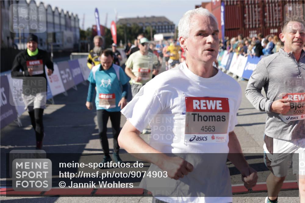 03.10.2025 - Köhlbrandbrückenlauf Jannik Wohlers http://msf.ph/oto/9074903 03.10.2025 13:16:22 Ziel 4144, 4146, 4317, 4347, 4414, 4563, 4586, 4696, 4928, 4952, 5032, 5498, 5684, 5806, 5836, 5983, 6761, 6771 meine-sportfotos.de