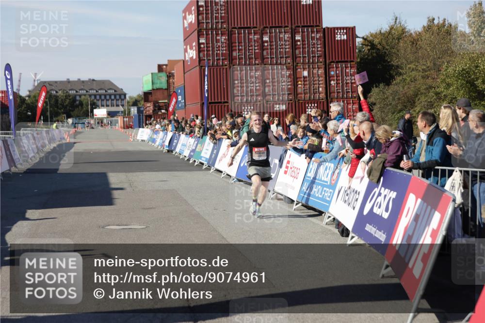 03.10.2025 - Köhlbrandbrückenlauf Jannik Wohlers http://msf.ph/oto/9074961 03.10.2025 12:46:05 Ziel 4004 meine-sportfotos.de