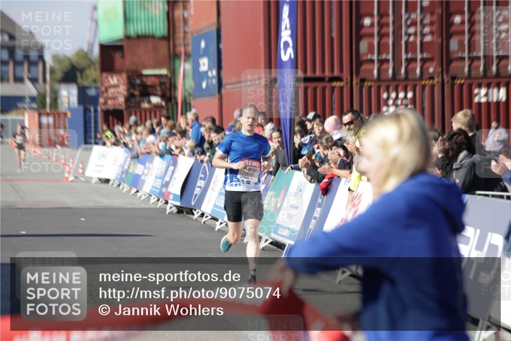 03.10.2025 - Köhlbrandbrückenlauf Jannik Wohlers http://msf.ph/oto/9075074 03.10.2025 12:46:34 Ziel 4033 meine-sportfotos.de