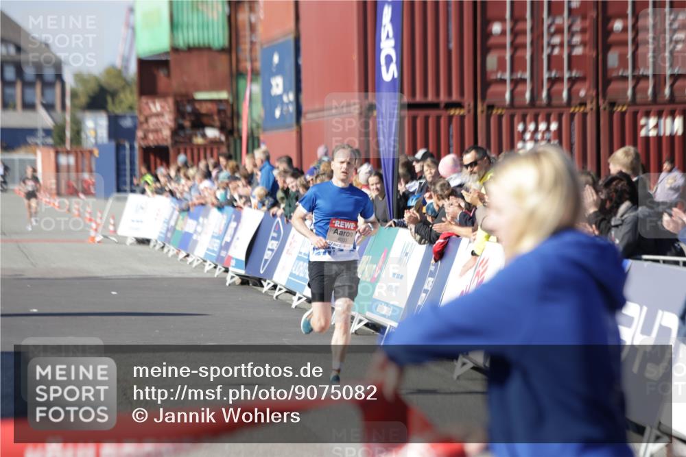 03.10.2025 - Köhlbrandbrückenlauf Jannik Wohlers http://msf.ph/oto/9075082 03.10.2025 12:46:34 Ziel 4033 meine-sportfotos.de