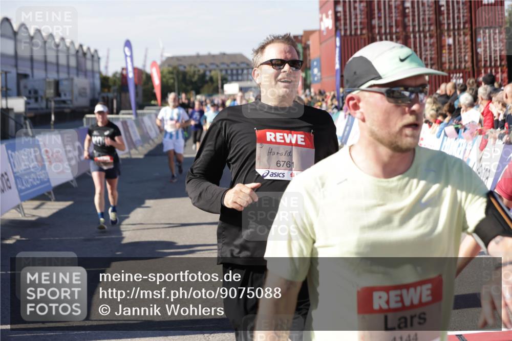 03.10.2025 - Köhlbrandbrückenlauf Jannik Wohlers http://msf.ph/oto/9075088 03.10.2025 13:16:25 Ziel 4144, 4146, 4314, 4317, 4347, 4408, 4414, 4563, 4586, 4928, 4952, 5032, 5498, 5570, 5806, 5815, 5836, 5983, 6353, 6761, 6771, 6812 meine-sportfotos.de