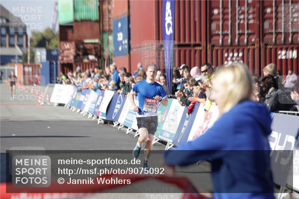 03.10.2025 - Köhlbrandbrückenlauf Jannik Wohlers http://msf.ph/oto/9075092 03.10.2025 12:46:34 Ziel 4033 meine-sportfotos.de