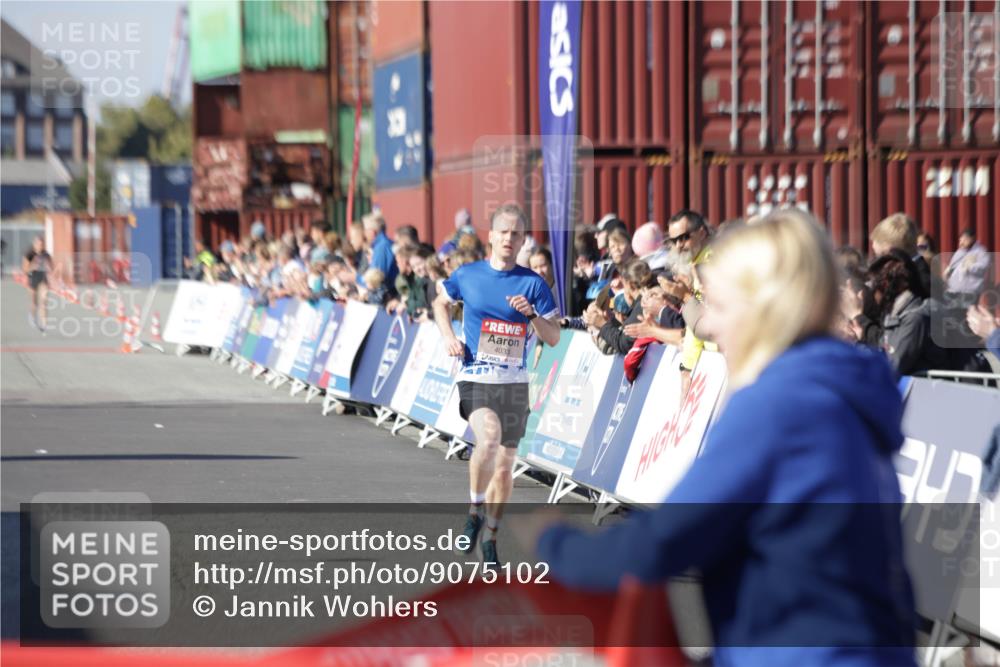 03.10.2025 - Köhlbrandbrückenlauf Jannik Wohlers http://msf.ph/oto/9075102 03.10.2025 12:46:34 Ziel 4033 meine-sportfotos.de