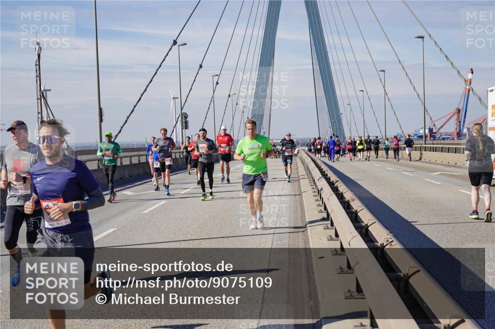 03.10.2025 - Köhlbrandbrückenlauf Michael Burmester http://msf.ph/oto/9075109 03.10.2025 12:40:30 Position 2 6255 meine-sportfotos.de