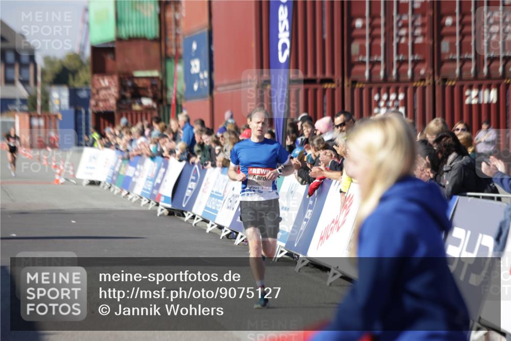 03.10.2025 - Köhlbrandbrückenlauf Jannik Wohlers http://msf.ph/oto/9075127 03.10.2025 12:46:34 Ziel 4033 meine-sportfotos.de