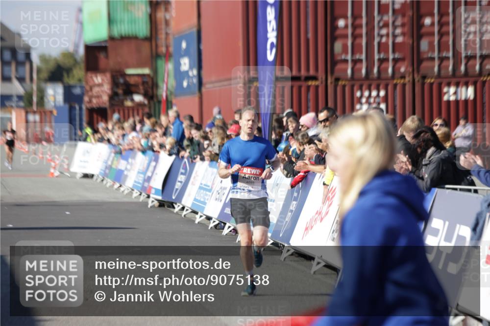 03.10.2025 - Köhlbrandbrückenlauf Jannik Wohlers http://msf.ph/oto/9075138 03.10.2025 12:46:35 Ziel 4033 meine-sportfotos.de