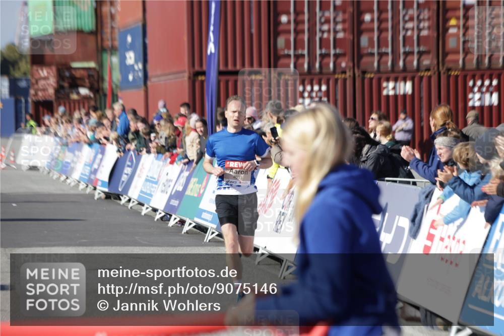 03.10.2025 - Köhlbrandbrückenlauf Jannik Wohlers http://msf.ph/oto/9075146 03.10.2025 12:46:35 Ziel 4033 meine-sportfotos.de