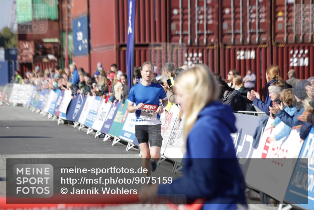 03.10.2025 - Köhlbrandbrückenlauf Jannik Wohlers http://msf.ph/oto/9075159 03.10.2025 12:46:35 Ziel 4033 meine-sportfotos.de