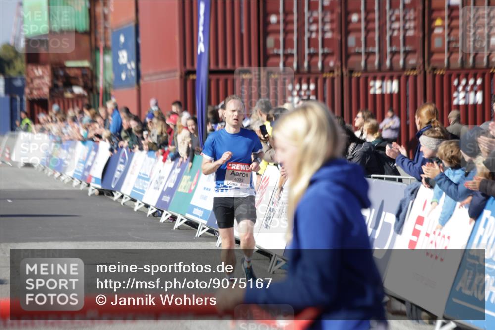 03.10.2025 - Köhlbrandbrückenlauf Jannik Wohlers http://msf.ph/oto/9075167 03.10.2025 12:46:35 Ziel 4033 meine-sportfotos.de