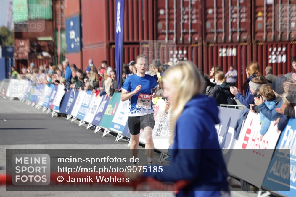 03.10.2025 - Köhlbrandbrückenlauf Jannik Wohlers http://msf.ph/oto/9075185 03.10.2025 12:46:35 Ziel 4033 meine-sportfotos.de