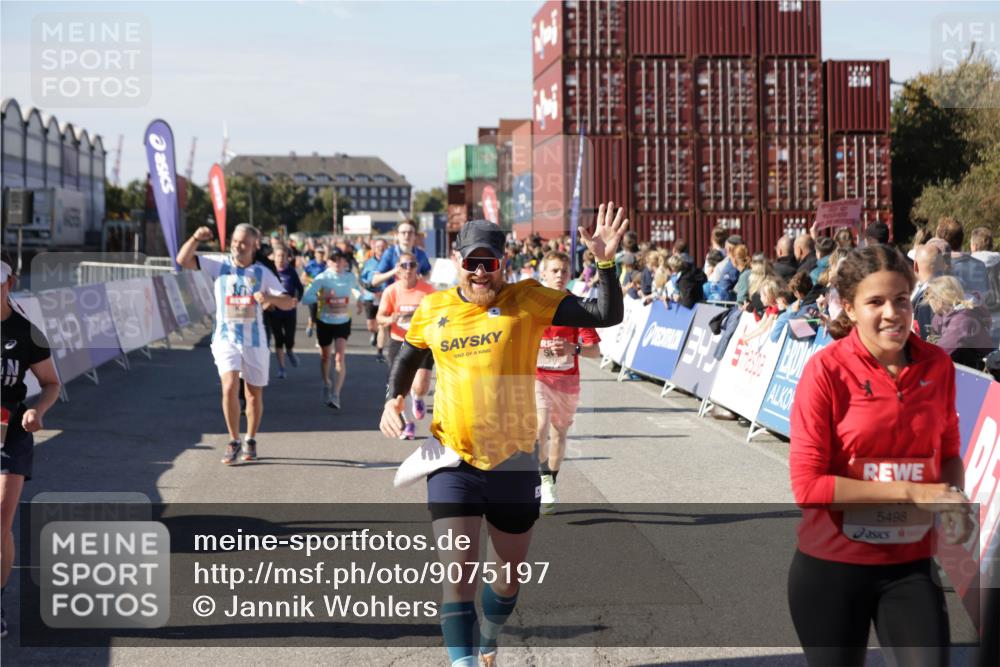03.10.2025 - Köhlbrandbrückenlauf Jannik Wohlers http://msf.ph/oto/9075197 03.10.2025 13:16:27 Ziel 4144, 4146, 4314, 4317, 4347, 4408, 4414, 4563, 4586, 4928, 4952, 5032, 5498, 5570, 5694, 5815, 5836, 5983, 6208, 6353, 6377, 6761, 6771, 6812 meine-sportfotos.de
