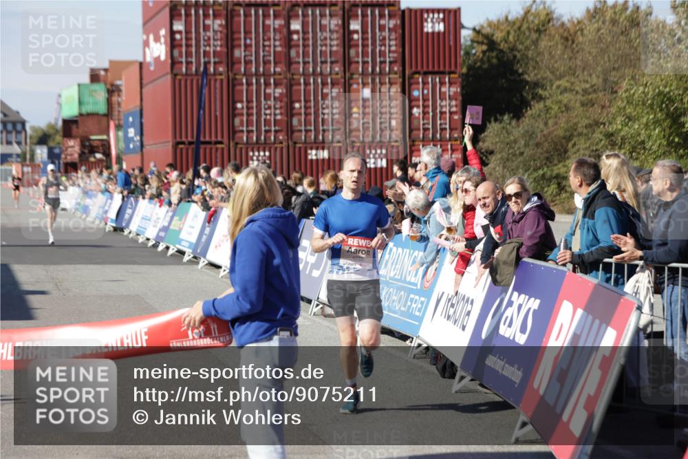 03.10.2025 - Köhlbrandbrückenlauf Jannik Wohlers http://msf.ph/oto/9075211 03.10.2025 12:46:37 Ziel 4027, 4033 meine-sportfotos.de