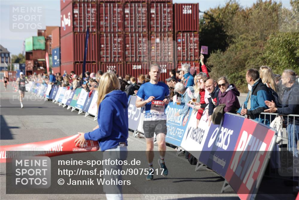 03.10.2025 - Köhlbrandbrückenlauf Jannik Wohlers http://msf.ph/oto/9075217 03.10.2025 12:46:37 Ziel 4027, 4033 meine-sportfotos.de
