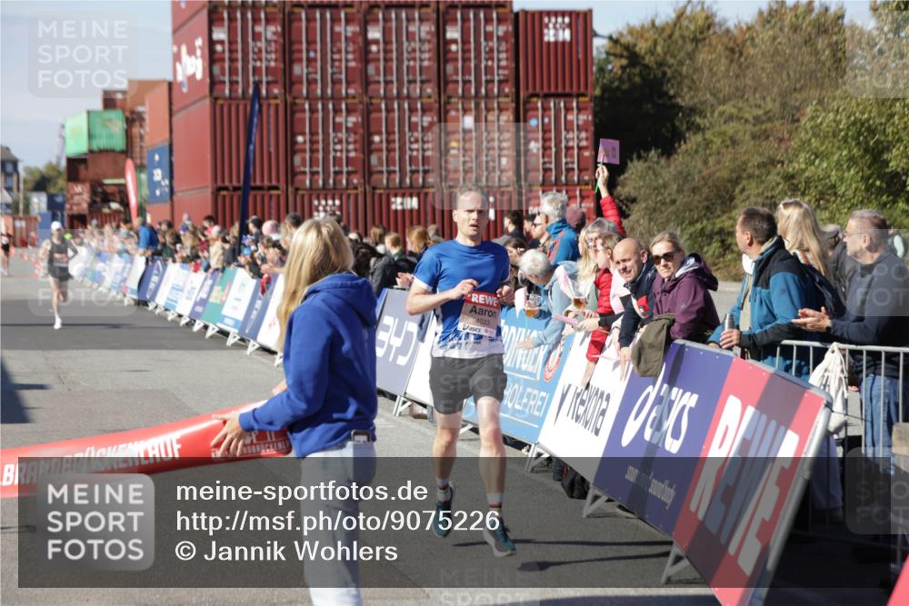 03.10.2025 - Köhlbrandbrückenlauf Jannik Wohlers http://msf.ph/oto/9075226 03.10.2025 12:46:37 Ziel 4027, 4033 meine-sportfotos.de