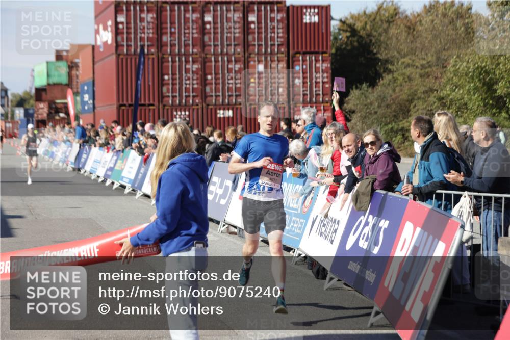 03.10.2025 - Köhlbrandbrückenlauf Jannik Wohlers http://msf.ph/oto/9075240 03.10.2025 12:46:37 Ziel 4027, 4033 meine-sportfotos.de