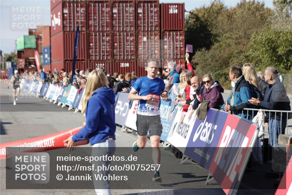 03.10.2025 - Köhlbrandbrückenlauf Jannik Wohlers http://msf.ph/oto/9075257 03.10.2025 12:46:37 Ziel 4027, 4033 meine-sportfotos.de