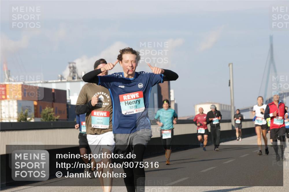 03.10.2025 - Köhlbrandbrückenlauf Jannik Wohlers http://msf.ph/oto/9075316 03.10.2025 09:51:28 Position 3 3835, 3379 meine-sportfotos.de