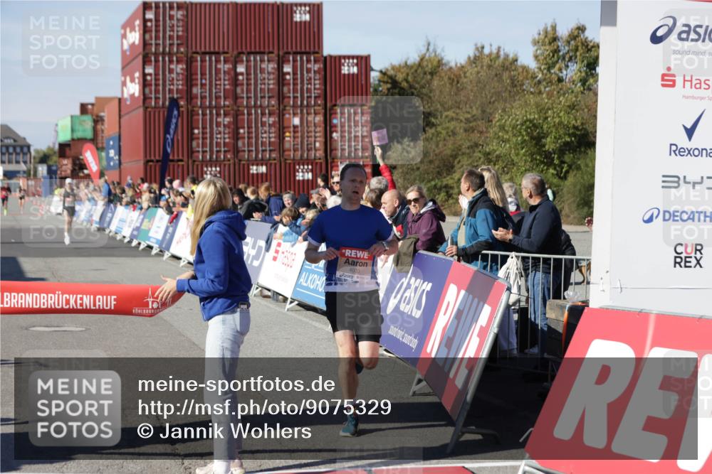 03.10.2025 - Köhlbrandbrückenlauf Jannik Wohlers http://msf.ph/oto/9075329 03.10.2025 12:46:38 Ziel 4027, 4033 meine-sportfotos.de