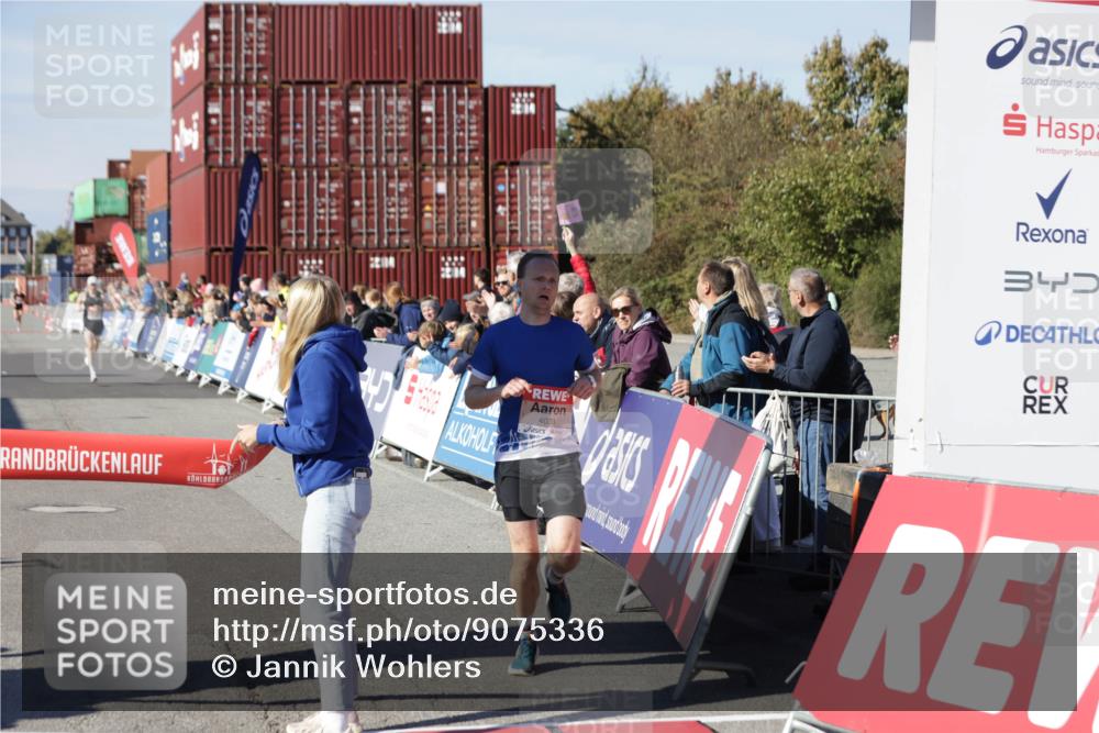 03.10.2025 - Köhlbrandbrückenlauf Jannik Wohlers http://msf.ph/oto/9075336 03.10.2025 12:46:38 Ziel 4027, 4033 meine-sportfotos.de