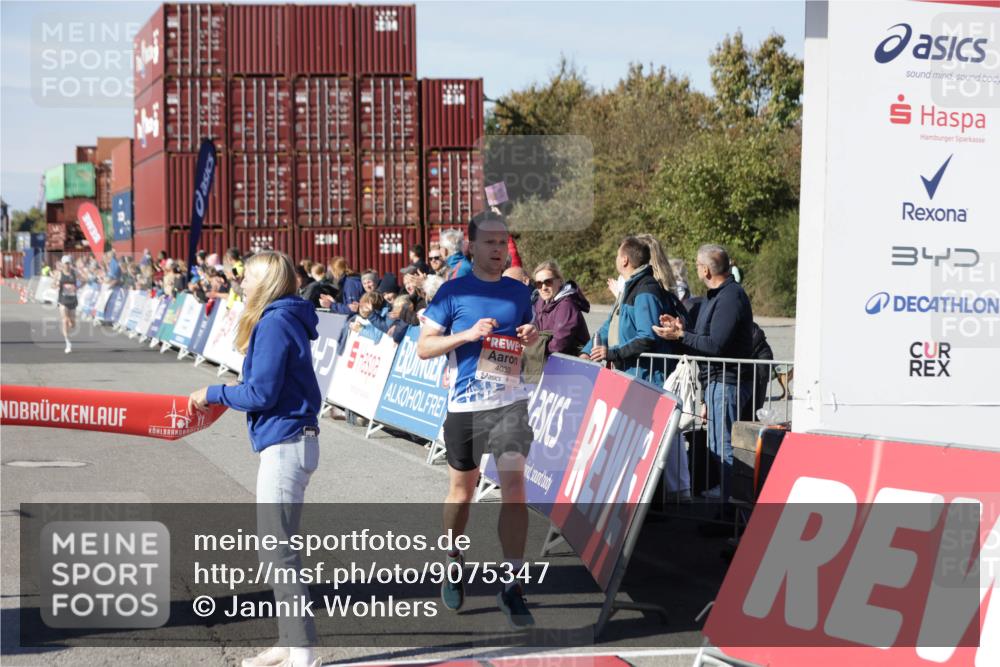 03.10.2025 - Köhlbrandbrückenlauf Jannik Wohlers http://msf.ph/oto/9075347 03.10.2025 12:46:38 Ziel 4027, 4033 meine-sportfotos.de