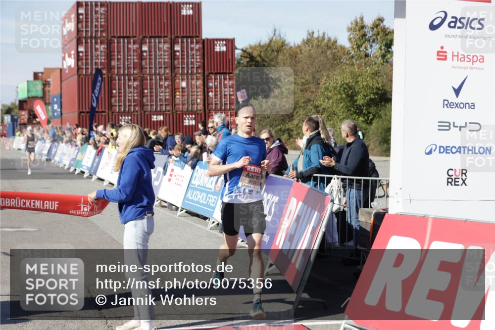 03.10.2025 - Köhlbrandbrückenlauf Jannik Wohlers http://msf.ph/oto/9075356 03.10.2025 12:46:38 Ziel 4027, 4033 meine-sportfotos.de