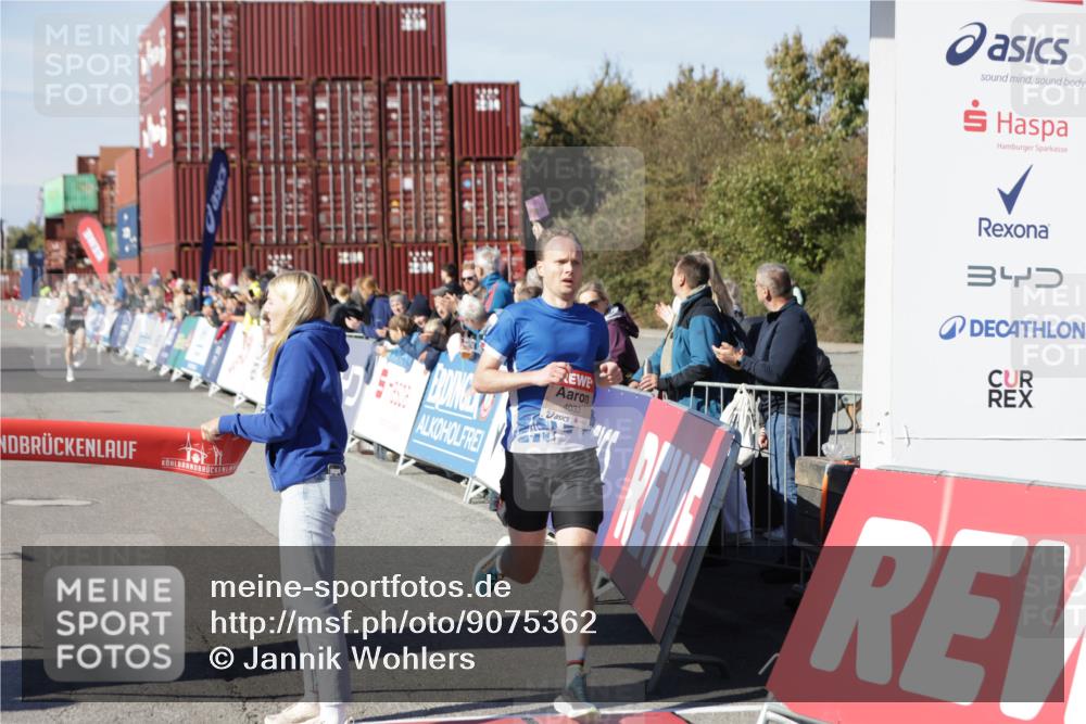 03.10.2025 - Köhlbrandbrückenlauf Jannik Wohlers http://msf.ph/oto/9075362 03.10.2025 12:46:38 Ziel 4027, 4033 meine-sportfotos.de