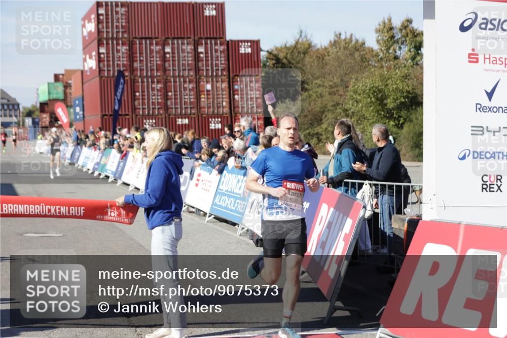 03.10.2025 - Köhlbrandbrückenlauf Jannik Wohlers http://msf.ph/oto/9075373 03.10.2025 12:46:38 Ziel 4027, 4033 meine-sportfotos.de