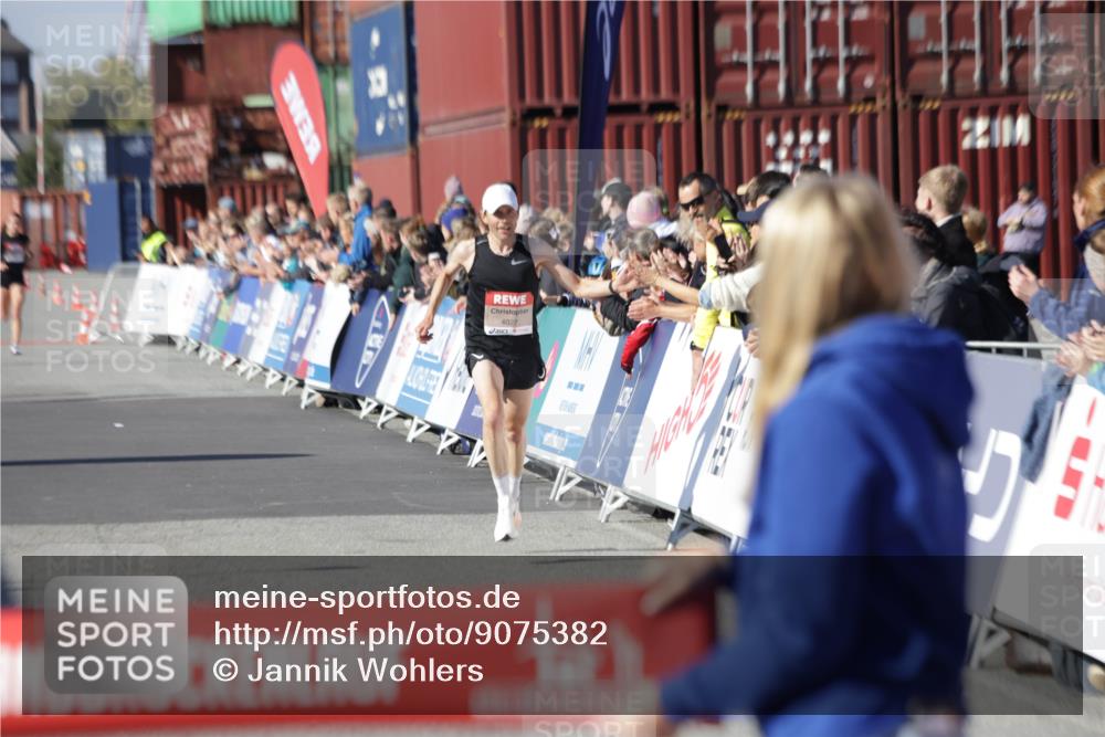 03.10.2025 - Köhlbrandbrückenlauf Jannik Wohlers http://msf.ph/oto/9075382 03.10.2025 12:46:40 Ziel 4027, 4033 meine-sportfotos.de
