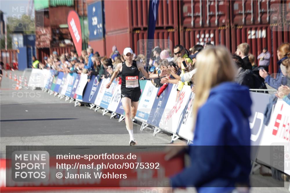 03.10.2025 - Köhlbrandbrückenlauf Jannik Wohlers http://msf.ph/oto/9075392 03.10.2025 12:46:40 Ziel 4027, 4033 meine-sportfotos.de