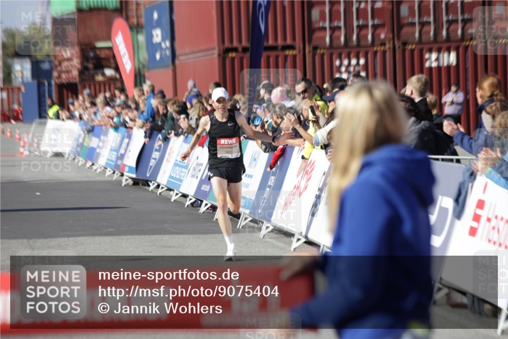 03.10.2025 - Köhlbrandbrückenlauf Jannik Wohlers http://msf.ph/oto/9075404 03.10.2025 12:46:40 Ziel 4027, 4033 meine-sportfotos.de