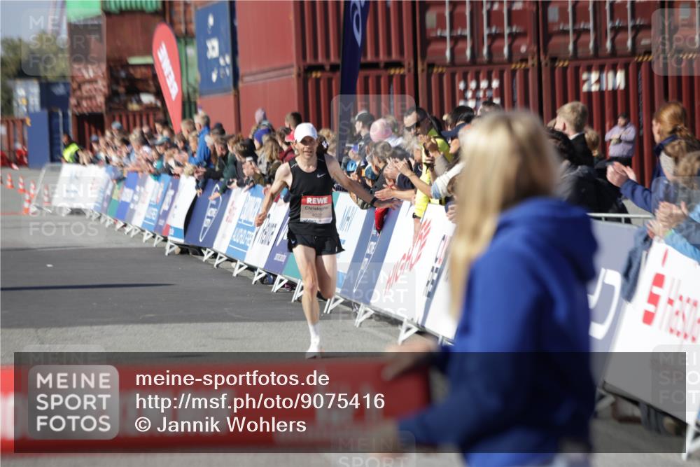 03.10.2025 - Köhlbrandbrückenlauf Jannik Wohlers http://msf.ph/oto/9075416 03.10.2025 12:46:40 Ziel 4027, 4033 meine-sportfotos.de