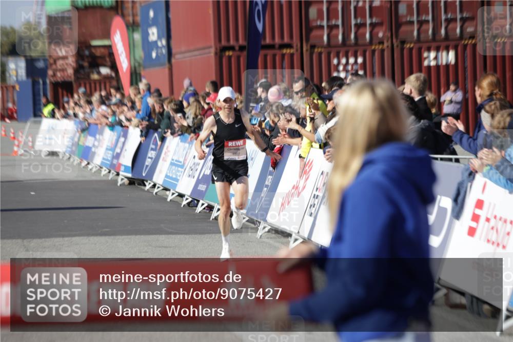 03.10.2025 - Köhlbrandbrückenlauf Jannik Wohlers http://msf.ph/oto/9075427 03.10.2025 12:46:40 Ziel 4027, 4033 meine-sportfotos.de