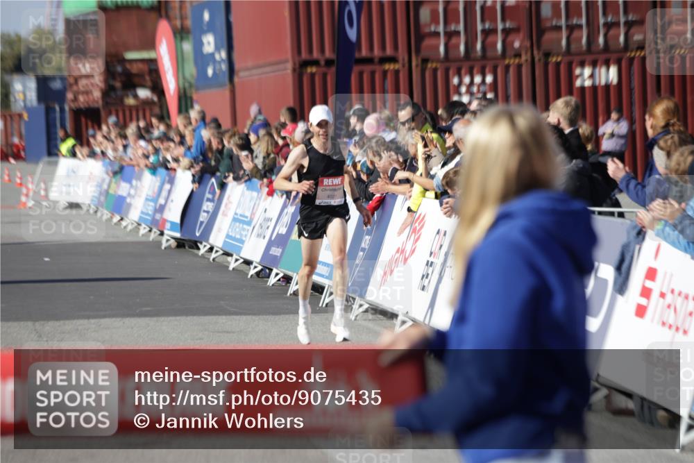 03.10.2025 - Köhlbrandbrückenlauf Jannik Wohlers http://msf.ph/oto/9075435 03.10.2025 12:46:40 Ziel 4027, 4033 meine-sportfotos.de